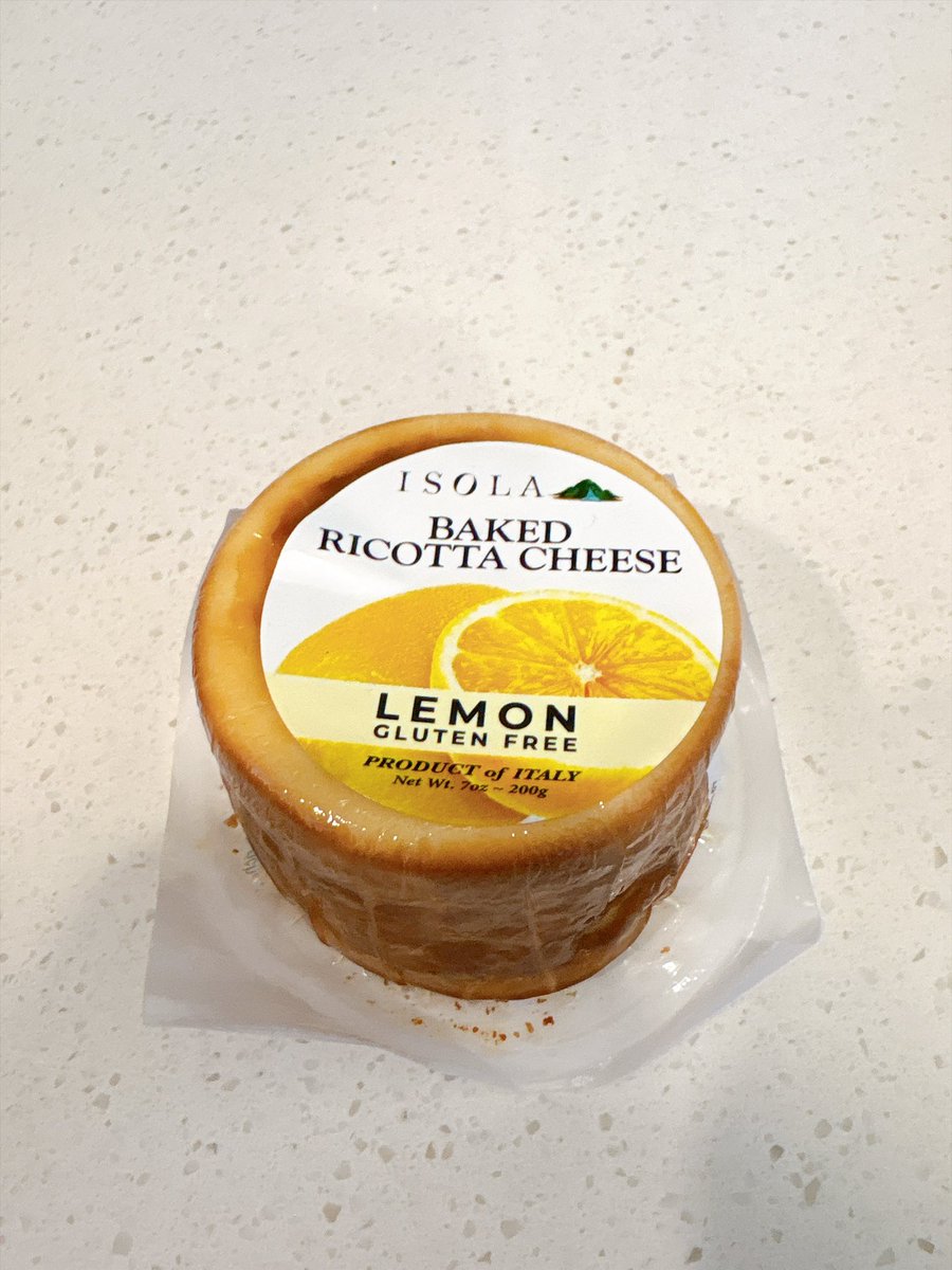 m_m_sz1's tweet photo. ホールフーズで買ったこちら🍋🧀
トレジョのたまにシーズン物で出てくる、レモンチーズケーキとはまた違って美味しい🤤
約10ドル

チーズ売り場にあったよ🤗 https://t.co/7PtC510oBp