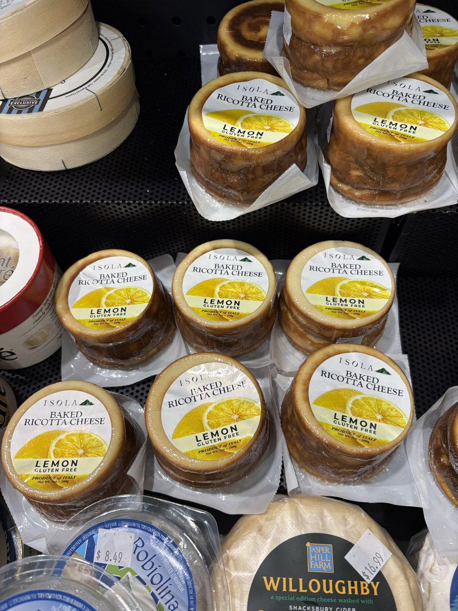 m_m_sz1's tweet photo. ホールフーズで買ったこちら🍋🧀
トレジョのたまにシーズン物で出てくる、レモンチーズケーキとはまた違って美味しい🤤
約10ドル

チーズ売り場にあったよ🤗 https://t.co/7PtC510oBp