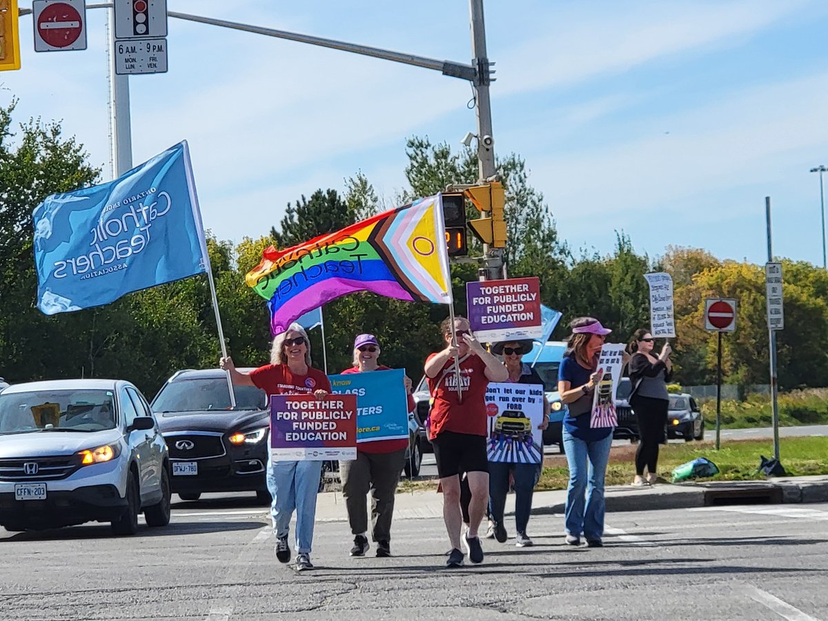 mmevanneste's tweet photo. It was a beautiful day to advocate for publicly funded education in Ontario yesterday! #OntEd #ClassSizeMatters https://t.co/5G6UP6Uscn