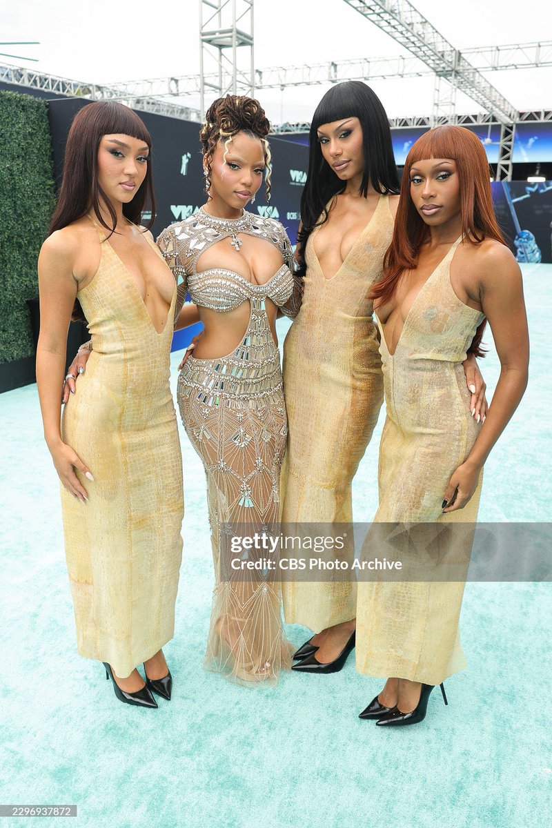 FLOLlFERS's tweet photo. FLO (@flolikethis) and Chloe Bailey (@ChloeBailey) on the red carpet at the 2026 MTV Video Music Awards #VMAs https://t.co/kggos11VVV