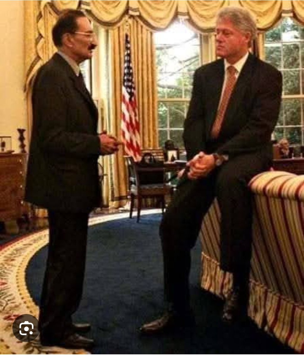 Halil07759159's tweet photo. @37SANDINISTA Şu haliyle dünya liderleri önünde el pençe duruyor. Ecevit onların önünde eziliyordu. ulan bi gurur duyun be https://t.co/TDPHOR0IH5