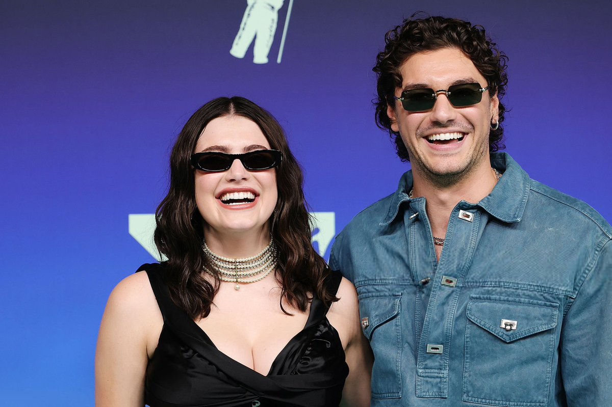 hannahgarrettac's tweet photo. OS SORRISOS! #VMAs 😍🫰🏻 https://t.co/F5jF2noeoa