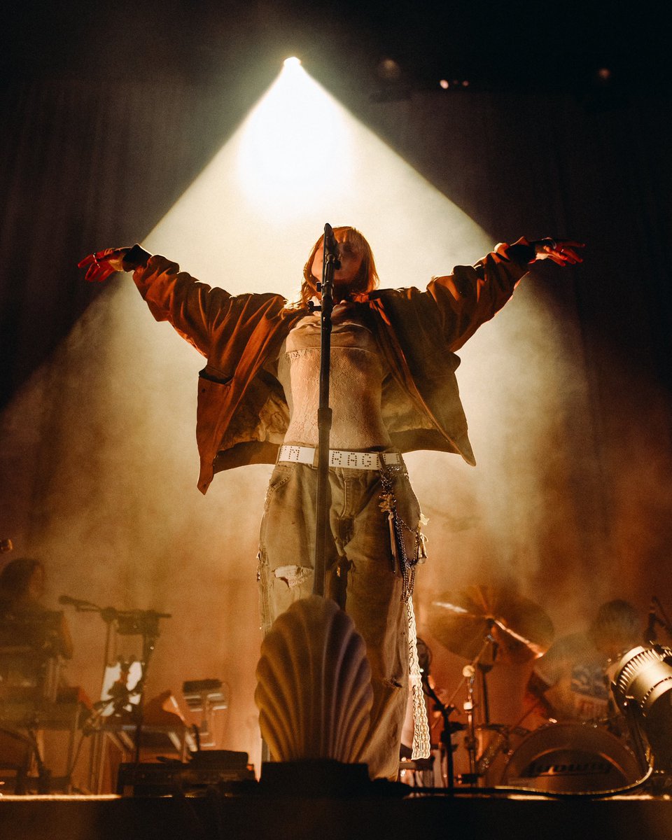 reveyelyah's tweet photo. the frontwoman of the century

credit to Respective Collective for the pic https://t.co/aFNJqOappD