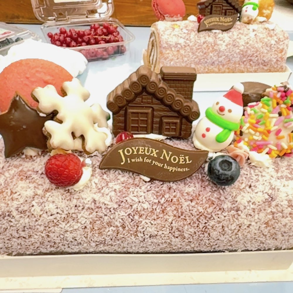 omiyayogashiten's tweet photo. ずっと試作を重ねていたブッシュドノエルが今年は松屋浅草にて限定発売です🤫

ラズベリー味のロールケーキにマカロン、ミニシューと自家製クッキー飾りなど盛り沢山です✨

10/1〜松屋浅草サイトにてご予約開始です！
今年はシュトーレン松屋浅草で販売します㊙️

ぜひこちらもいかがでしょうか👨‍🍳👩‍🍳 https://t.co/7wVpGN2kUb
