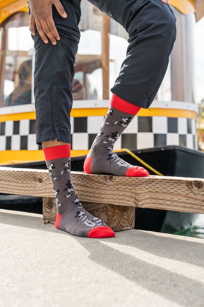 GoodLuckSock's tweet photo. What keeps sailors from playing cards? When the captain stands on the deck. #steamboat #steamboatwillie #boating #funsocks https://t.co/iIEJBIhU2O