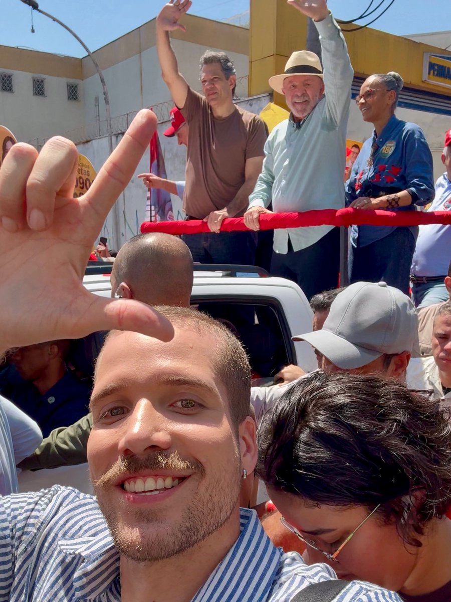 RafaGonzagaSP's tweet photo. Alguém pediu uma colinha? Aqui nessa foto tem quatro votos pra galera de SP apertar com força na urna ❤️🤩🌈

LULA 13
HADDAD 13
MARINA 180
RAFA GONZAGA 50.024 https://t.co/gUqTpgBmov