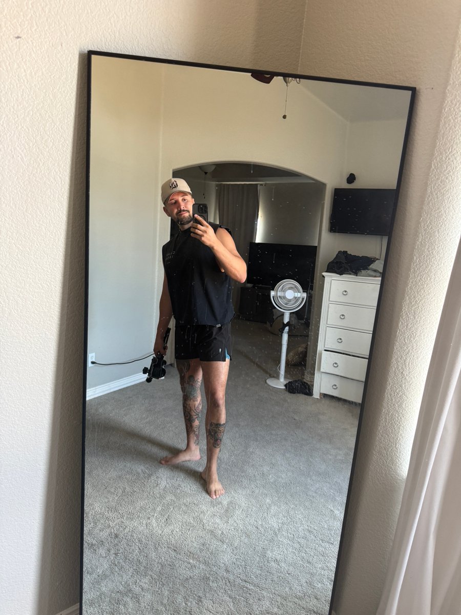 risyfredster's tweet photo. about to lose the shorts. who's up https://t.co/sVweaKp357
