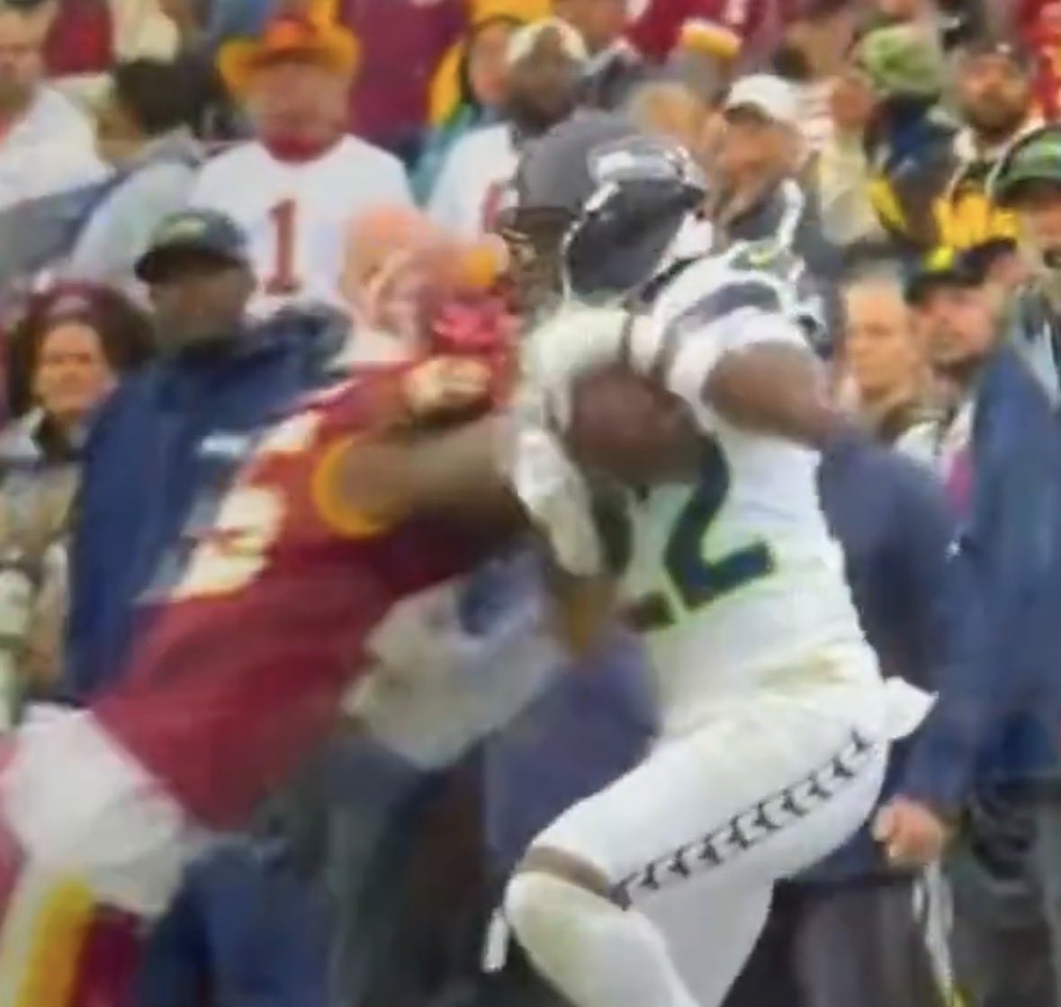 RVABrad71's tweet photo. @realbigjoe_24 @GrantPaulsen His head is up and to the side.  He’s hitting him with his shoulder.   This is a textbook hit.   The refs got duped by the Seahawks sideline. https://t.co/bAUHC7TpVl