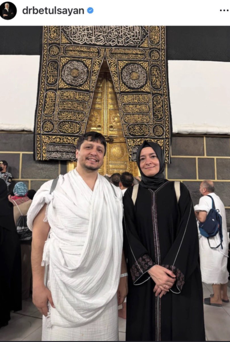 akifhut's tweet photo. Bir insanın, özellikle de siyâsî bir profilin ( hele ki kişisel hesabından ) ibadetini (kutsalını) paylaşmasını dinî ve ahlâkî değerler açısından doğru bulmuyorum.

Neyse;
Kâbe de Kaya’lar hû der Allah
Kısa yoldan köşeleri dönerler Allah

Bu kadar ucuz insanlar devlet yönetme makamına nasıl ulaşabiliyorlar akıl erdirmek mümkün değil..