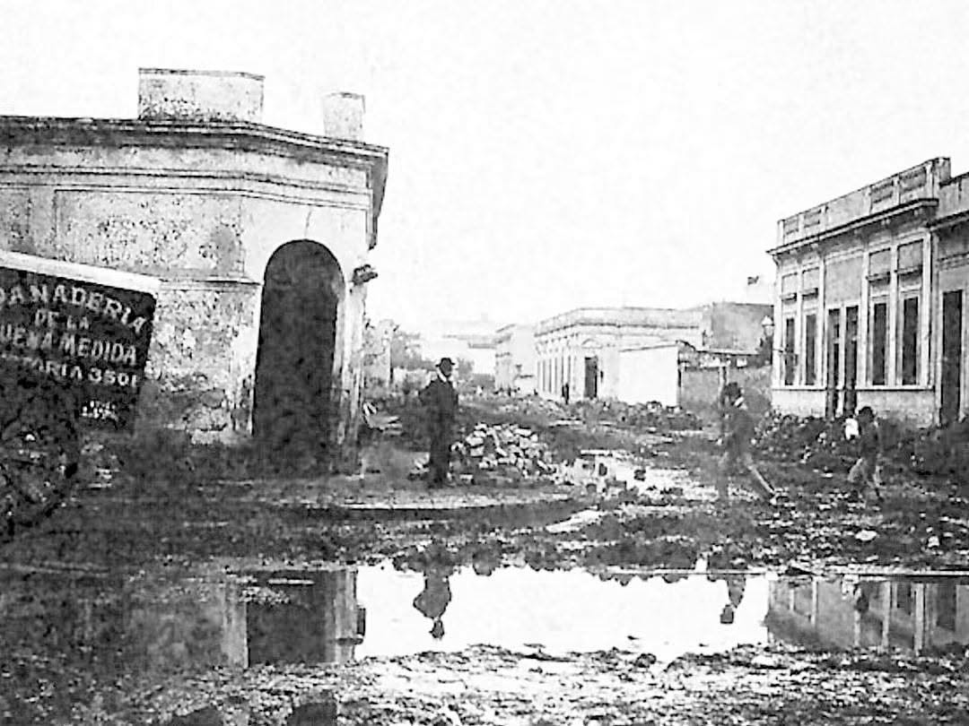 Bizco_Chuelo's tweet photo. La esquina de Boedo y Victoria (en 2026 es Hipólito Yrigoyen) en CABA anegada por la lluvia, un Barrial en el año 1896

Supuestamente segun los Libertarios Argentina era "Potencia" "El Granero del Mundo" 

Los Liberales de X te mintieron siempre 😎 por algo surgió Peron https://t.co/iWnv1wumVW