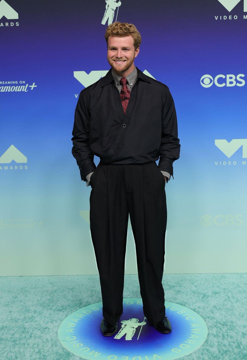 AlexWarrenAR's tweet photo. Alex Warren en la alfombra de los VMAs 2026. https://t.co/KCWHJ7V7jP