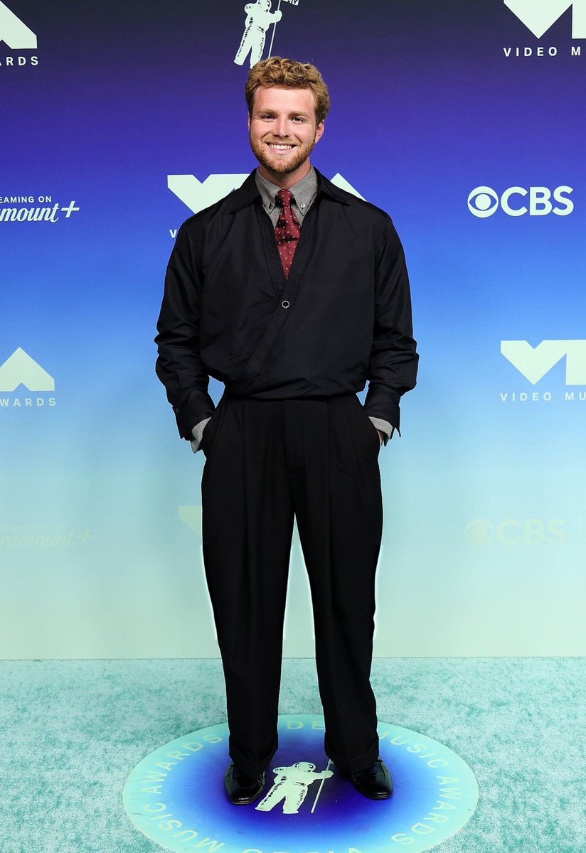 AlexWarrenAR's tweet photo. Alex Warren en la alfombra de los VMAs 2026. https://t.co/KCWHJ7V7jP