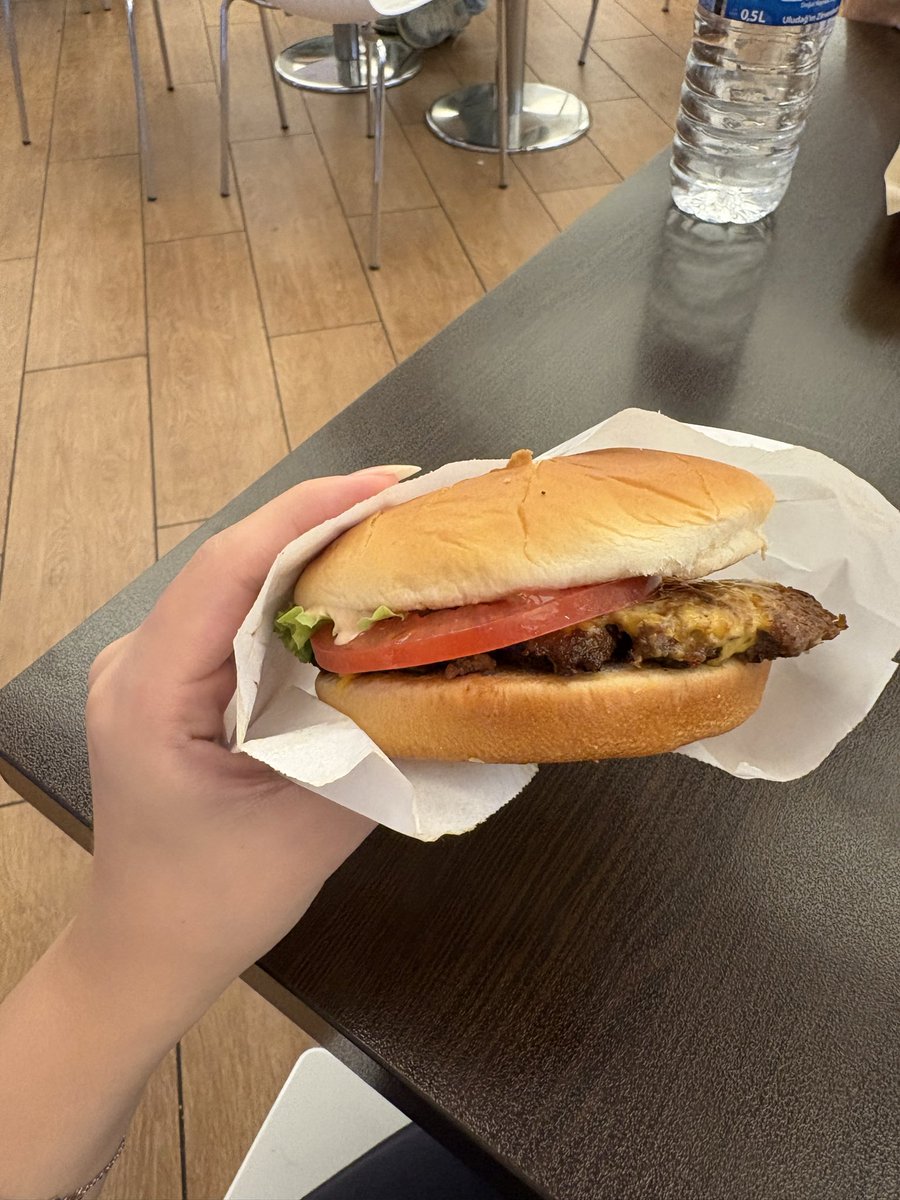 sevvalcerenvers's tweet photo. shake shack sen naptın kendine ögrenci evimde bile daha güzel görünümlü burger yapabilirim https://t.co/CizE9IGK2K