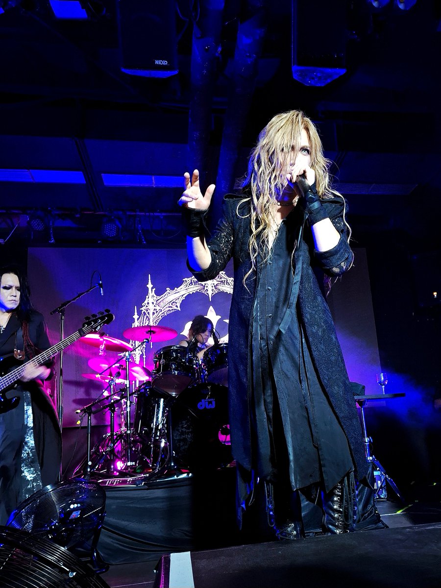 Dorian251362's tweet photo. The start of the tour has been absolutely amazing and I am so excited for tomorrow 🥹❤️🌹✨️🐑 #KAMIJO https://t.co/4lwVSohbaH