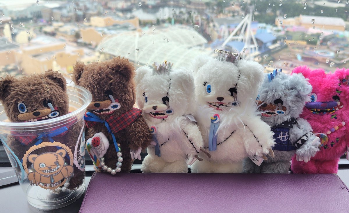 gubupooh's tweet photo. スタスタのドリンクカップに入りたくて 順番待ちしているハミクマちゃん達🐻🐻‍❄️🧷🍭 https://t.co/tEVGfzmCXx
