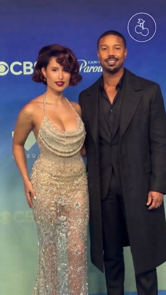 BoinkBuzz's tweet photo. Michael B Jordan has joined girlfriend, RAYE at the #VMAs The couple can't seem to keep their hands off each other https://t.co/lUfOyYnvyT
