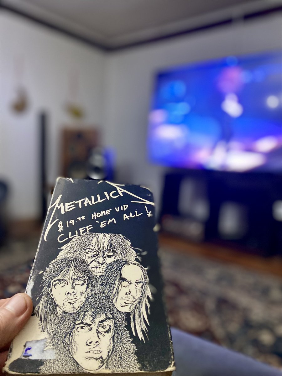RaulInfanteCHI's tweet photo. Justo anoche estábamos con mi hija viendo el VHS de Cliff 'Em All

Importante es revivir esa energía auténtica de la era Cliff Burton en Metallica a través de estos registros análogos (en su formato original)🔥

#CliffBurton #Metallica #CliffEmAll #ThrashMetal #VHS #NowWatching https://t.co/8DfYtd79YK