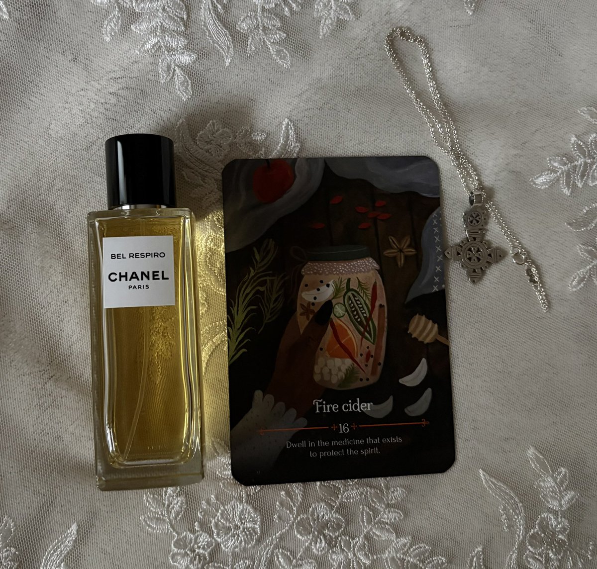 summerain_per's tweet photo. おはようございます☔️
[Chanel]Bel Respiroと出勤中です
早春のイメージなのですが
この季節にも新鮮に感じます
透き通ったどこまでもグリーンな風 https://t.co/ZjBU6pyy5i