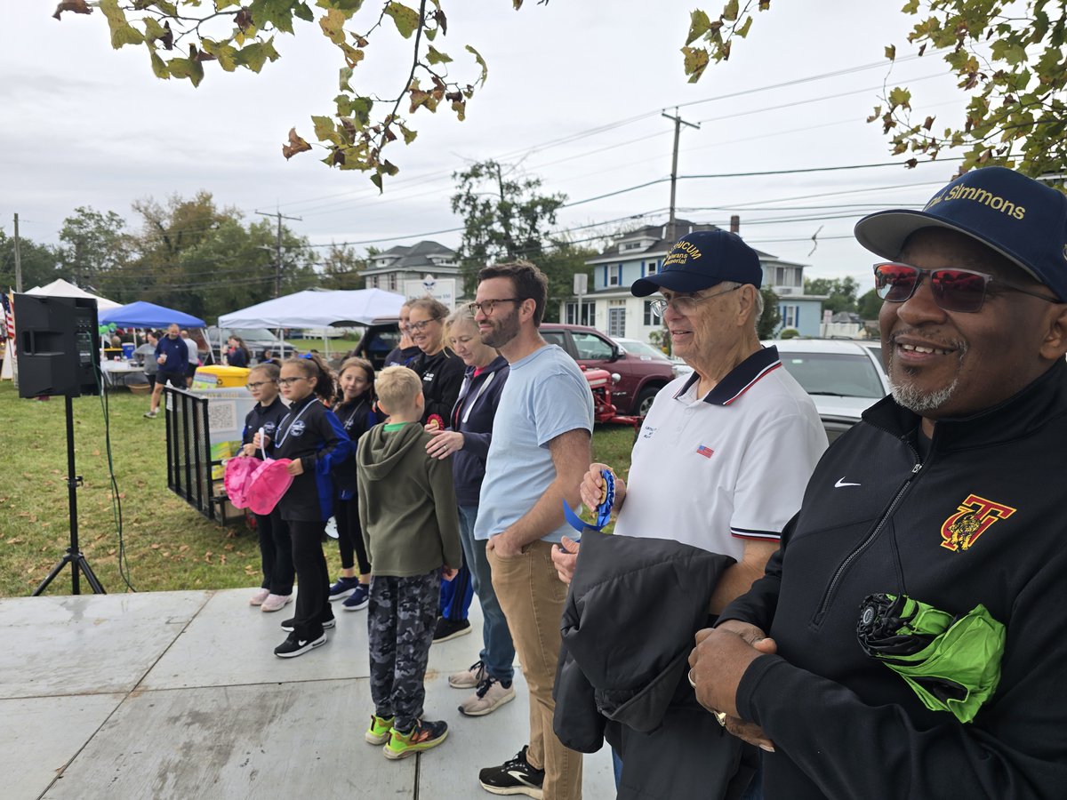 ClarenceLamMD's tweet photo. A little bit of rain, but nothing to dampen the spirits at the 37th annual Linthicum Community Fair and Parade yesterday!  And congratulations to the new Mayor of North Linthicum, Jeff Calloway. https://t.co/4eIrqwYhzW