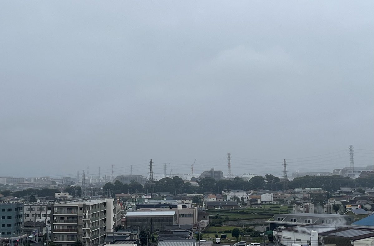 neo_asakin's tweet photo. 霧雨の月曜日。所定の位置につきました。鉄塔が霞む。気圧かなー。少しあたまが痛い。ゆっくり丁寧に行こうと思います。また1週間頑張ってこ。どうぞご安全に https://t.co/IGDvOzTvDe