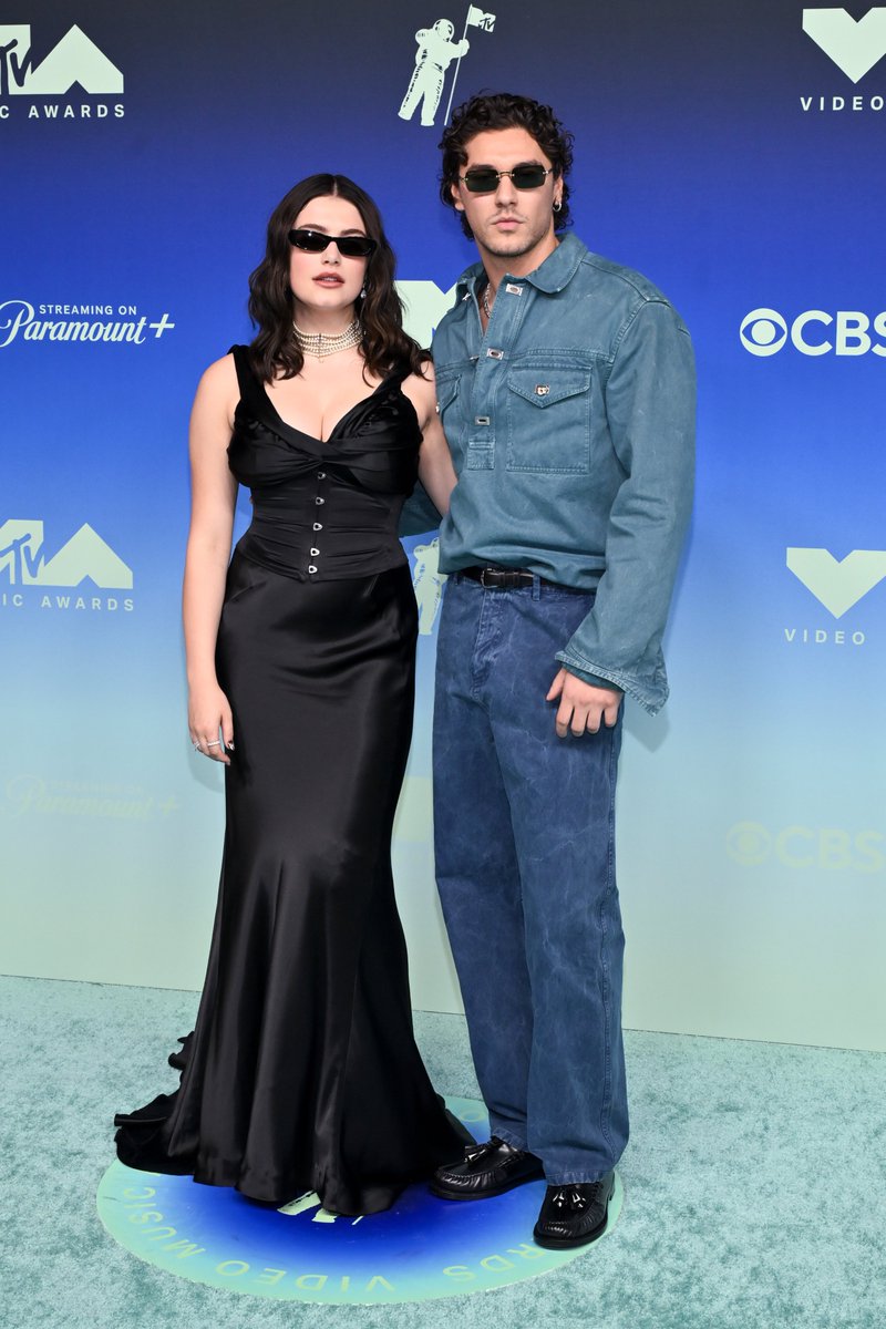Variety's tweet photo. "Off Campus" stars Belmont Cameli and Ella Bright pose together at the #VMAs https://t.co/X5Khq5y6GA