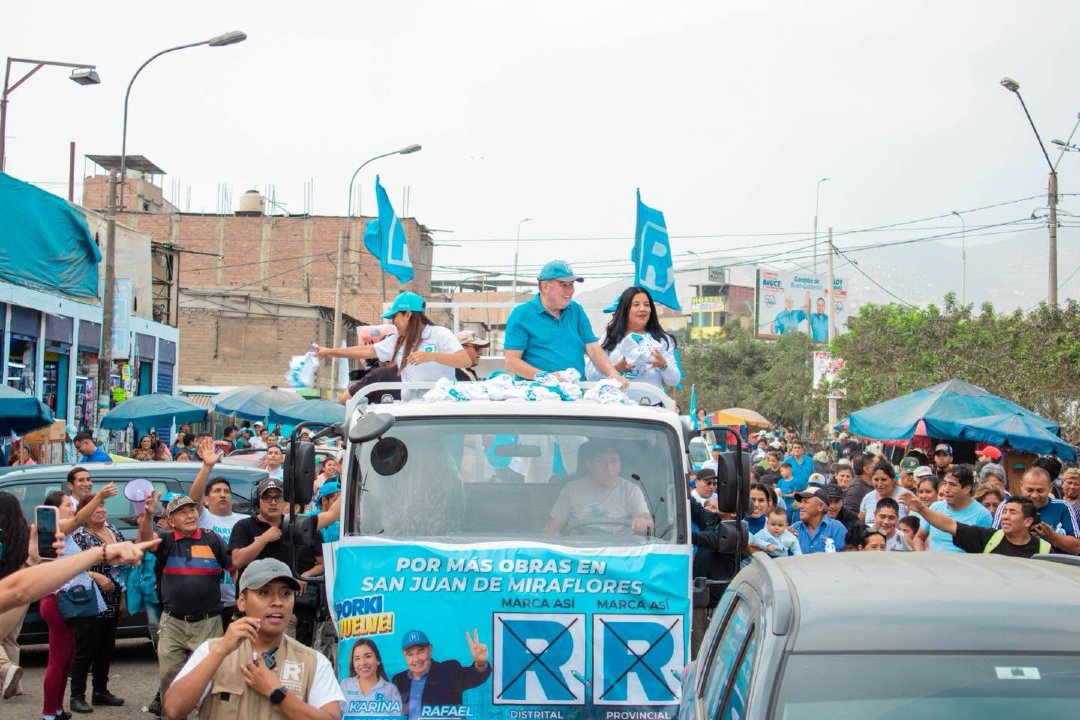 lanoticiaperu_'s tweet photo. #Galería | 🗳️ Rafael López Aliaga recorrió San Juan de Miraflores junto a Karina Leandro, candidata al distrito, como parte de su actividad electoral. 🤝 La jornada incluyó una caravana y encuentros con vecinos. #LópezAliaga #SJM #Elecciones2026 https://t.co/TazzJfW10b