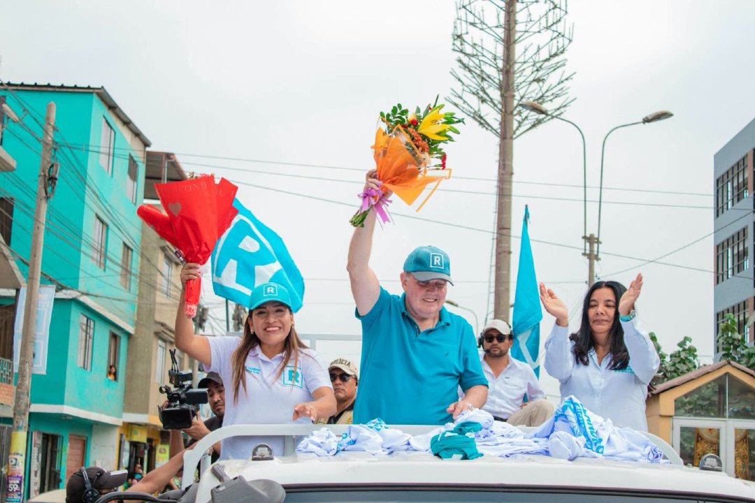 lanoticiaperu_'s tweet photo. #Galería | 🗳️ Rafael López Aliaga recorrió San Juan de Miraflores junto a Karina Leandro, candidata al distrito, como parte de su actividad electoral. 🤝 La jornada incluyó una caravana y encuentros con vecinos. #LópezAliaga #SJM #Elecciones2026 https://t.co/TazzJfW10b