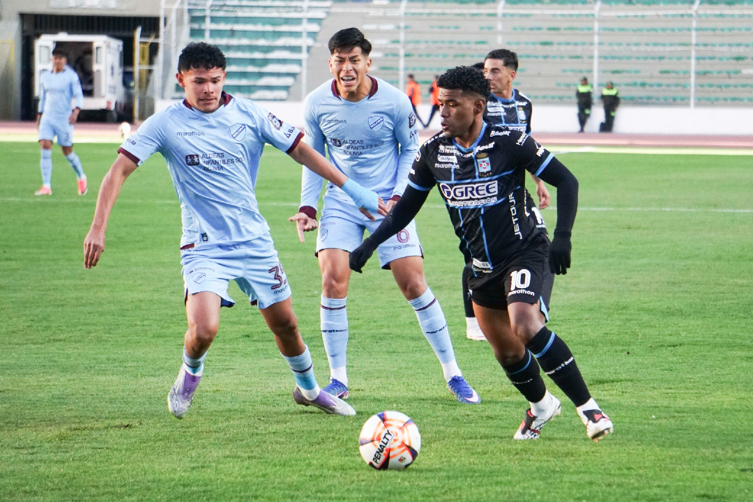LaRazon_Bolivia's tweet photo. Bruno Miranda aumenta el marcador a los 37'ST @Bolivar_Oficial (2-0) @BloomingOficial #CopaBolivia
#Bolívar #Blooming #DivisiónProfesional
https://t.co/aG5AuOcpxk https://t.co/P2mqNW4Lum