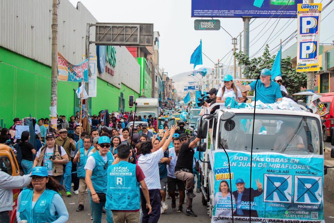 lanoticiaperu_'s tweet photo. #Galería | 🗳️ Rafael López Aliaga recorrió San Juan de Miraflores junto a Karina Leandro, candidata al distrito, como parte de su actividad electoral. 🤝 La jornada incluyó una caravana y encuentros con vecinos. #LópezAliaga #SJM #Elecciones2026 https://t.co/TazzJfW10b