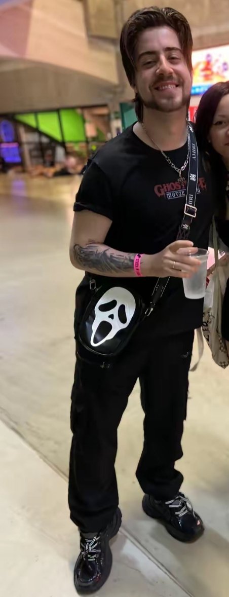 Doll_era10's tweet photo. Nem um nem outro, não vamos esquecer mesmo é do Cellbit em itálico https://t.co/rdQi99Svyr