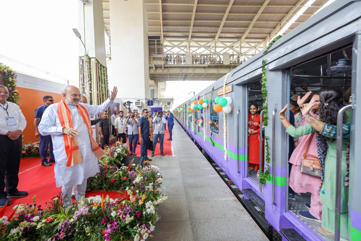 LetsTalkAmdavad's tweet photo. India’s First LNG Train, ₹1,542 Crore Railway Projects in Gujarat Launched
#AmitShah @AmitShah
#LetsTalkGujarat
#Gujarat #LngTrain #RailwayProjectsInGujarat #Infrastructure

https://t.co/zEqWipqHiW
Via https://t.co/Gd3eC9doNj https://t.co/vV6GWDGg58
