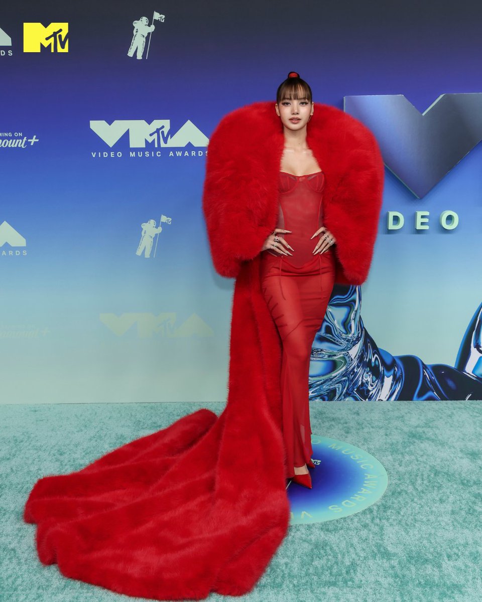 MTVLA's tweet photo. LISA DUEÑA Y REINA DE LA ALFOMBRA de los #VMAs ❤️💫💋 https://t.co/mBGoOaTq1E