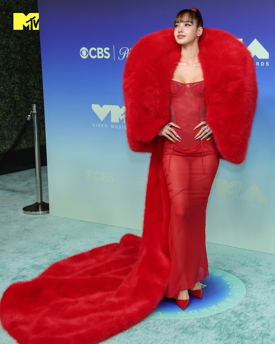 MTVLA's tweet photo. LISA DUEÑA Y REINA DE LA ALFOMBRA de los #VMAs ❤️💫💋 https://t.co/mBGoOaTq1E