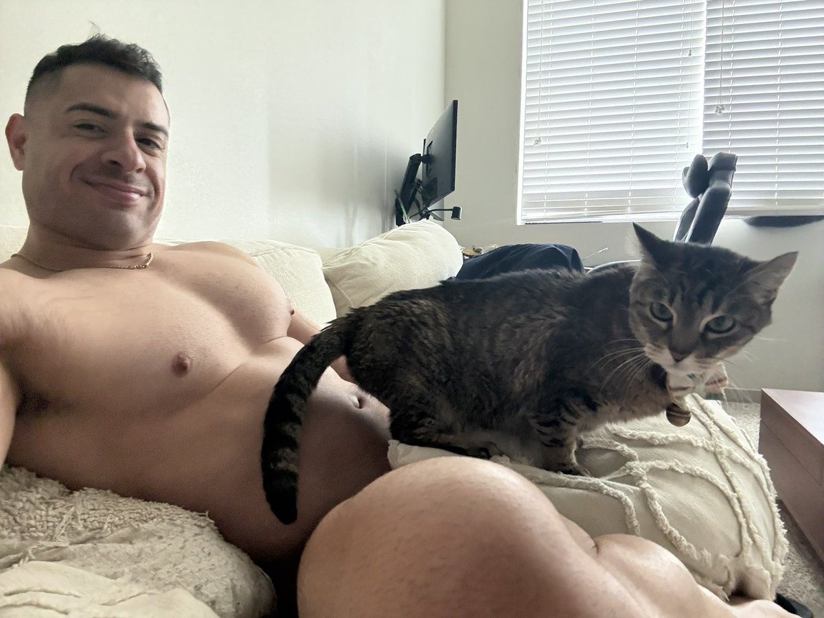 IrvingFerro's tweet photo. Adjusting to the new normal. Winter is almost here .. imma need and extra pillow to cuddle with. I'm still look cute though 🥰 #livinglifeatlifesterms https://t.co/Fw5mfs1qmG