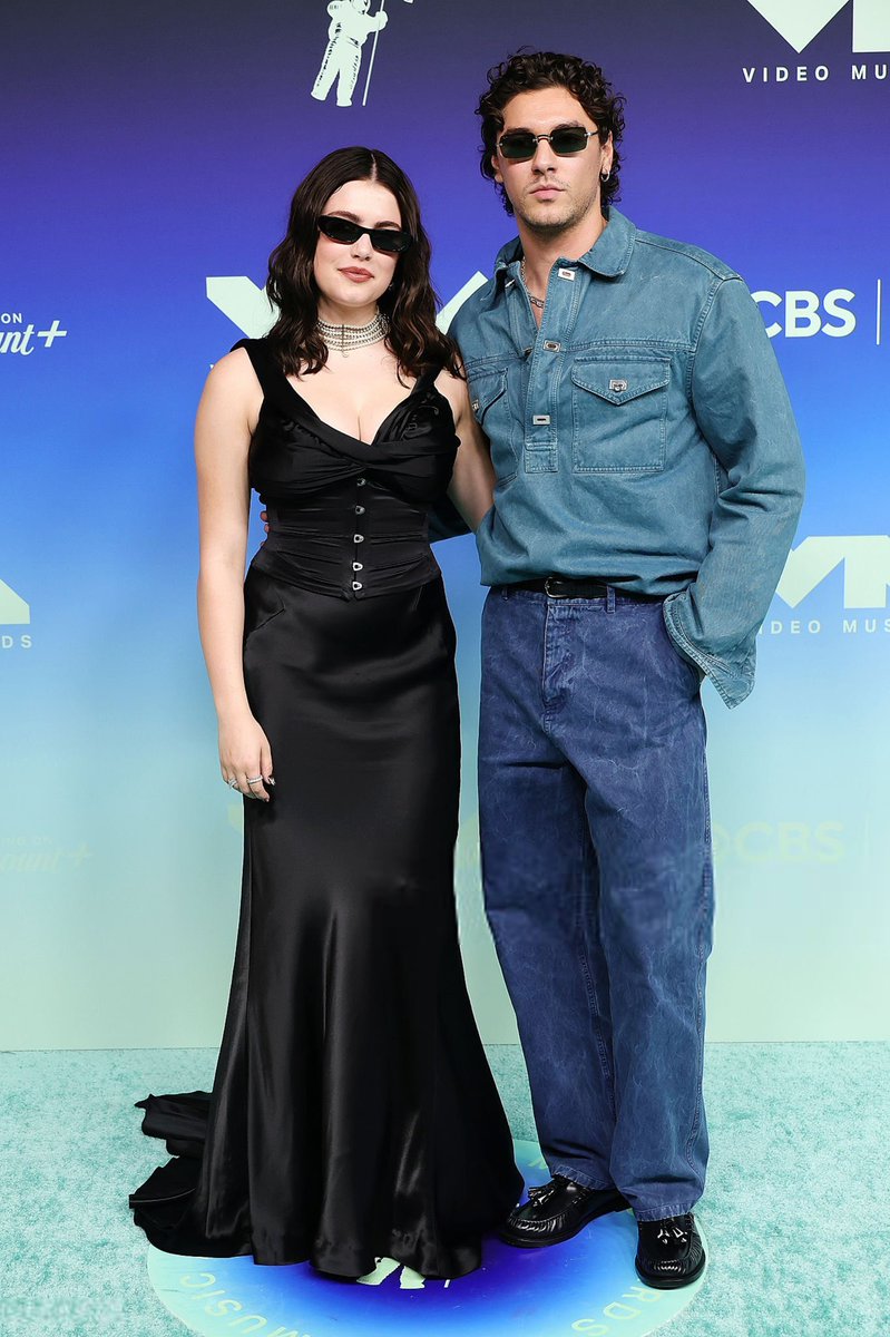 ellabrightbra's tweet photo. PERFEITOS! Ella Bright e Belmont Cameli no blue carpet do #VMAs, hoje (27), em LA. https://t.co/xaJWdAlCsW