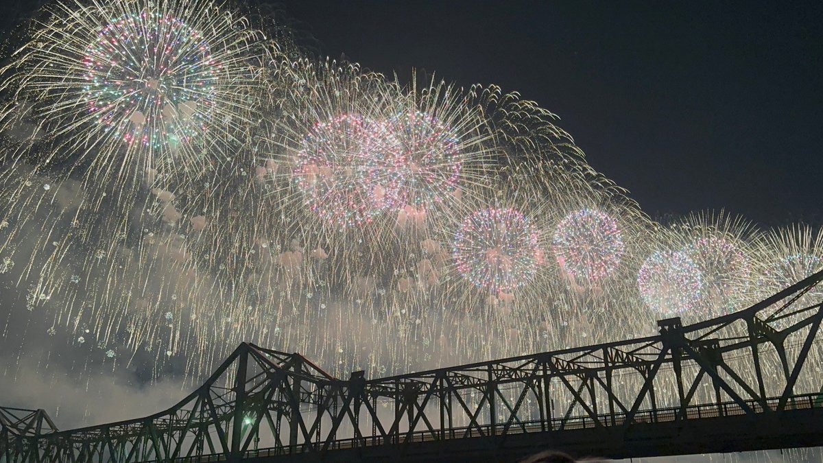 tabimode_app's tweet photo. 【もう一度行きたい場所】

新潟県　長岡花火🎆

言わずと知れた超有名どころ。
皆良いよって言ってたけど、正直まあ他のところより大きいくらいでしょ？くらいに思っていた。

AIで作るよりも綺麗な景色が本当に生で見れてしまう。
真ん中の席は取れず橋が見える端っこからで、当時はもっと大きくみたいなと思っていたけど、改めて見ると橋が見えるのもなんか良いかも！

#タビモード　
#もう一度行きたい場所