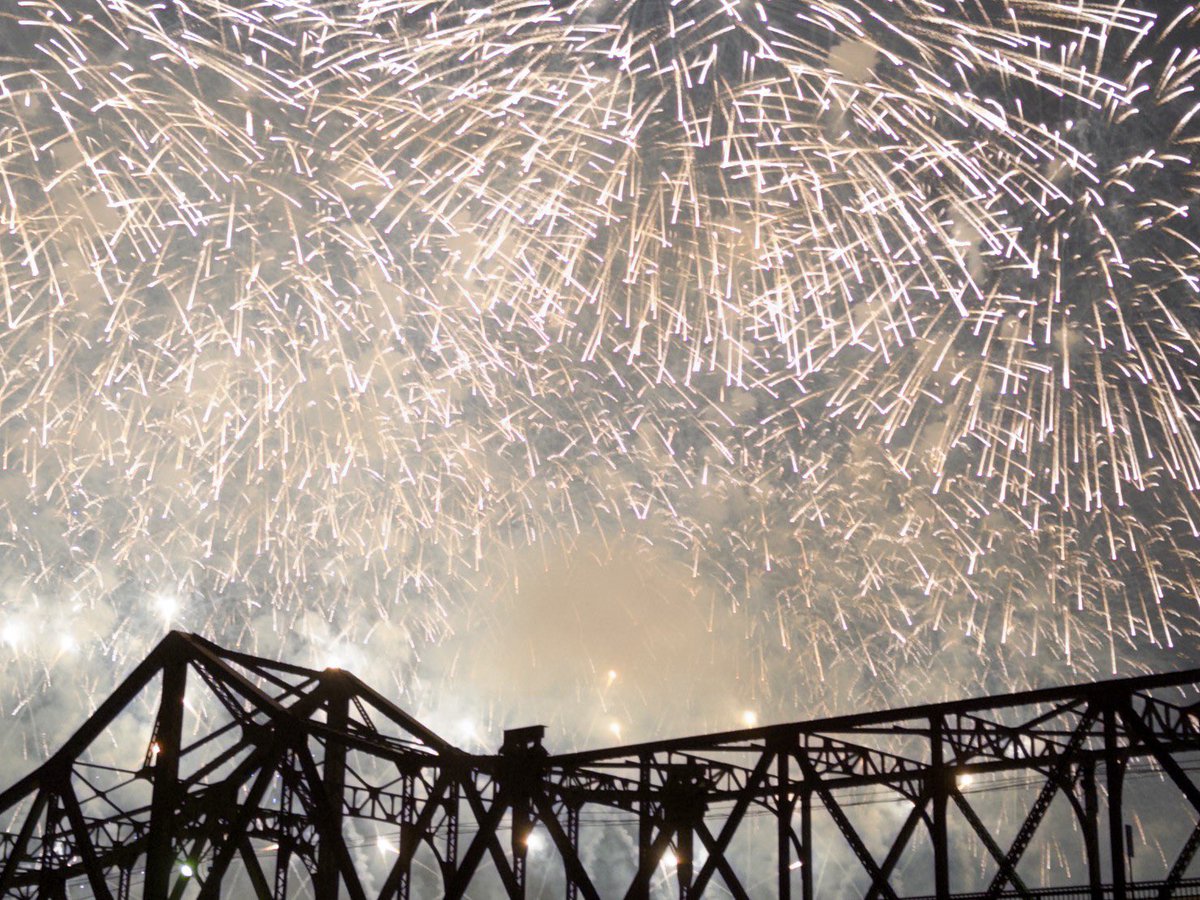 tabimode_app's tweet photo. 【もう一度行きたい場所】

新潟県　長岡花火🎆

言わずと知れた超有名どころ。
皆良いよって言ってたけど、正直まあ他のところより大きいくらいでしょ？くらいに思っていた。

AIで作るよりも綺麗な景色が本当に生で見れてしまう。
真ん中の席は取れず橋が見える端っこからで、当時はもっと大きくみたいなと思っていたけど、改めて見ると橋が見えるのもなんか良いかも！

#タビモード　
#もう一度行きたい場所