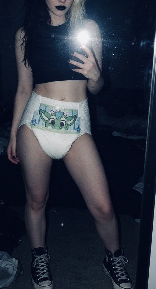 chloeindiapers's tweet photo. Oops, forgot my pants! Now everyone can see my diaper 🤭

#abdl #diaper #abdlgirl #diapergirl https://t.co/UQhsBUM4n8