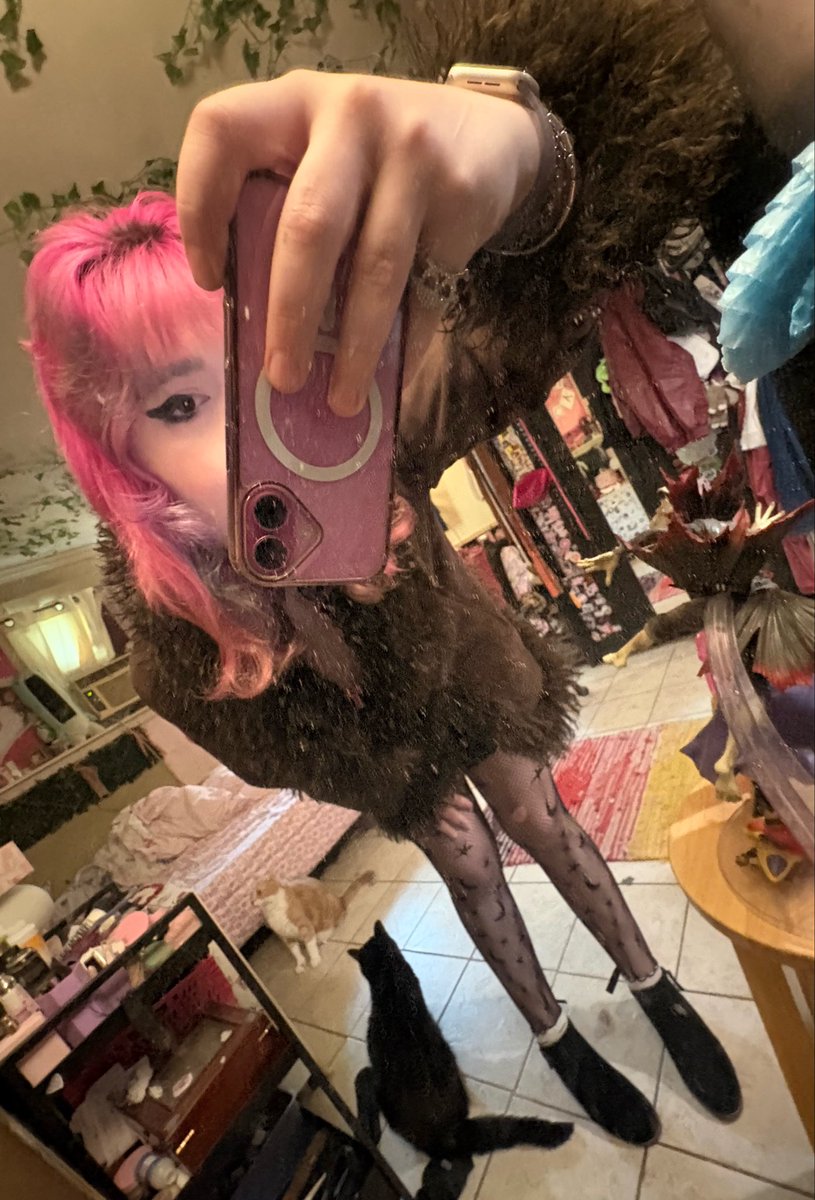 pinkbunnibun's tweet photo. do i look cute for my concert ? 🖤✨ https://t.co/uvRPBJBXws