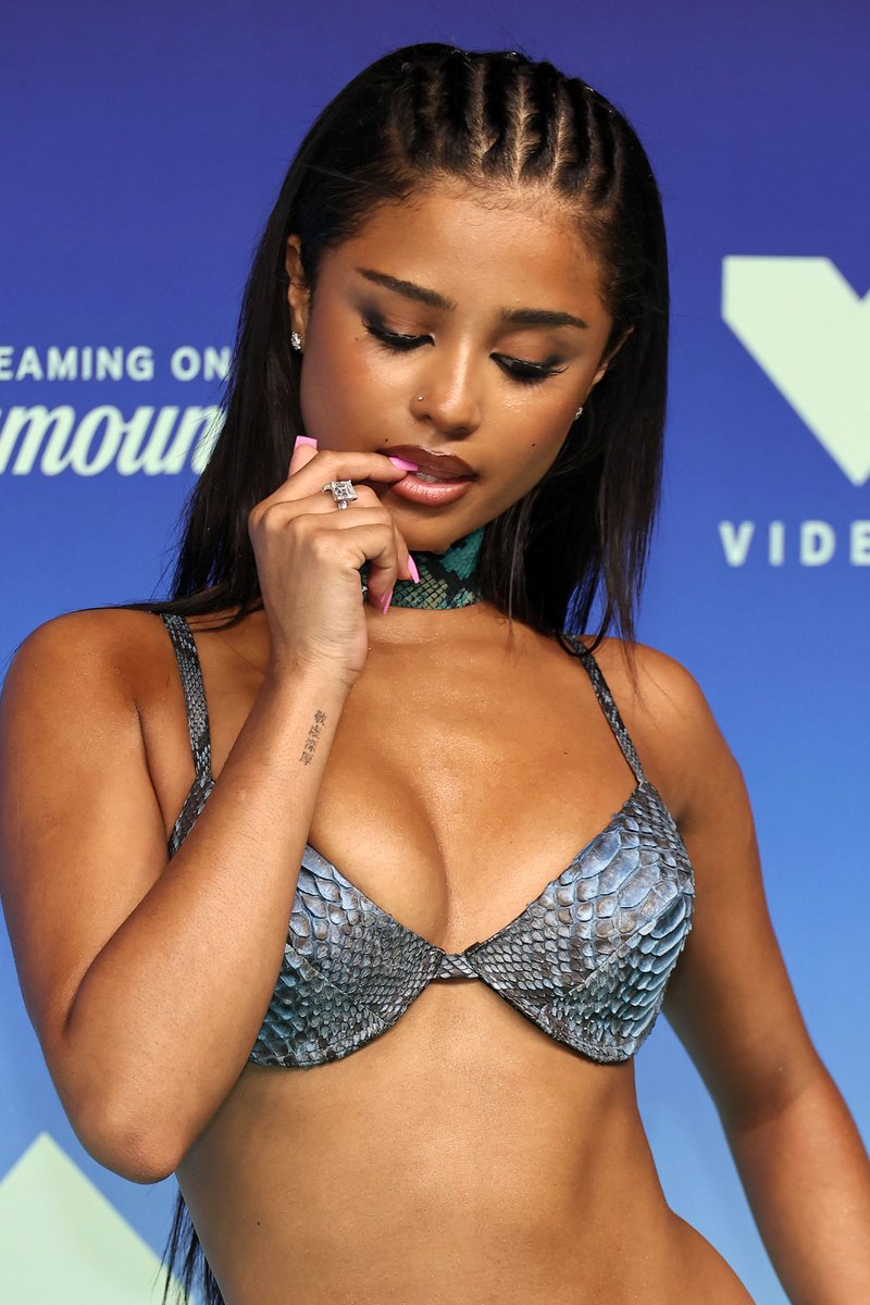 TheePopCore's tweet photo. Tyla looks dazzling and stunning at the 2026 MTV #VMAs. https://t.co/62hZDEfa0a