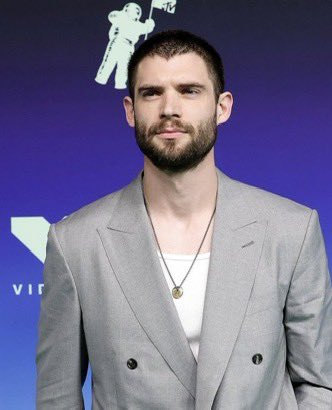 ViewpointGeek's tweet photo. IS TONIGHT THE NIGHT WE GET CORENSWET INTRODUCING SKLENAR AS THE DCU BATMAN ONE CAN HOPE!!! 🏆🦇

#VMAS https://t.co/hVnS8LKcKd