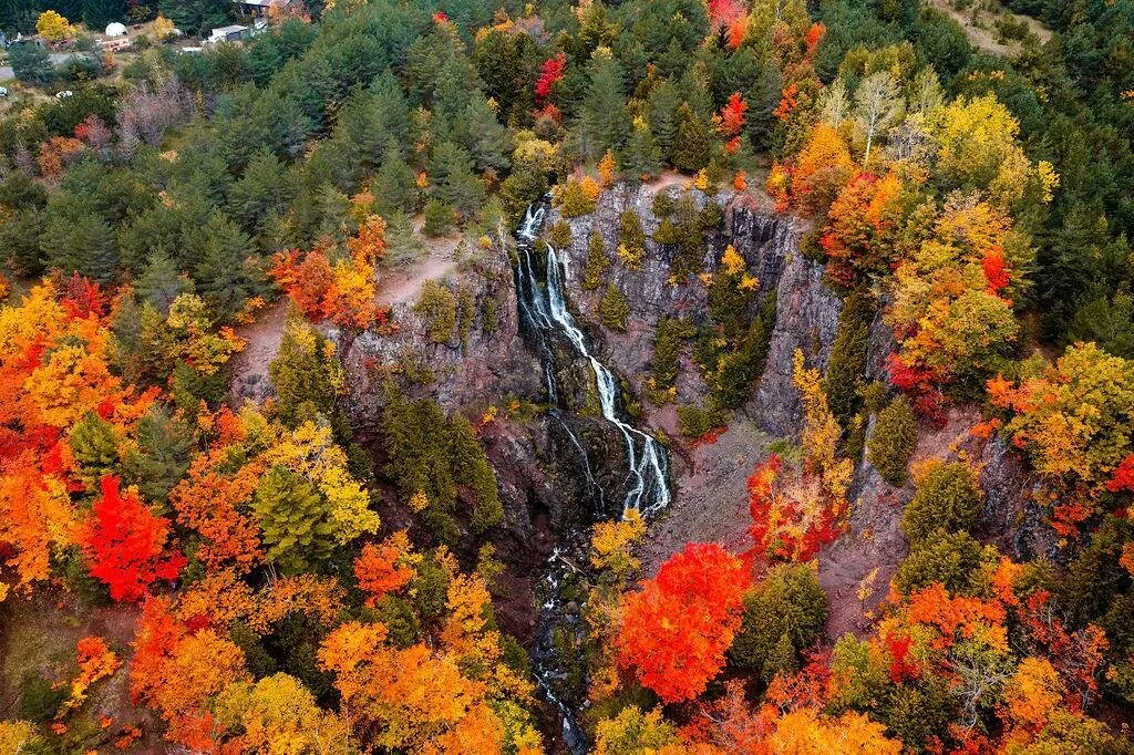 ForgetsHisKeys's tweet photo. @DaveBondyTV Drove through Marquette area today — The early reds were fabulous and the pinks, russets and bronzes were coming on strong.

Further north in the Keweenaw needs a bit of time yet but It’s all glorious https://t.co/dNZctQI6Dv