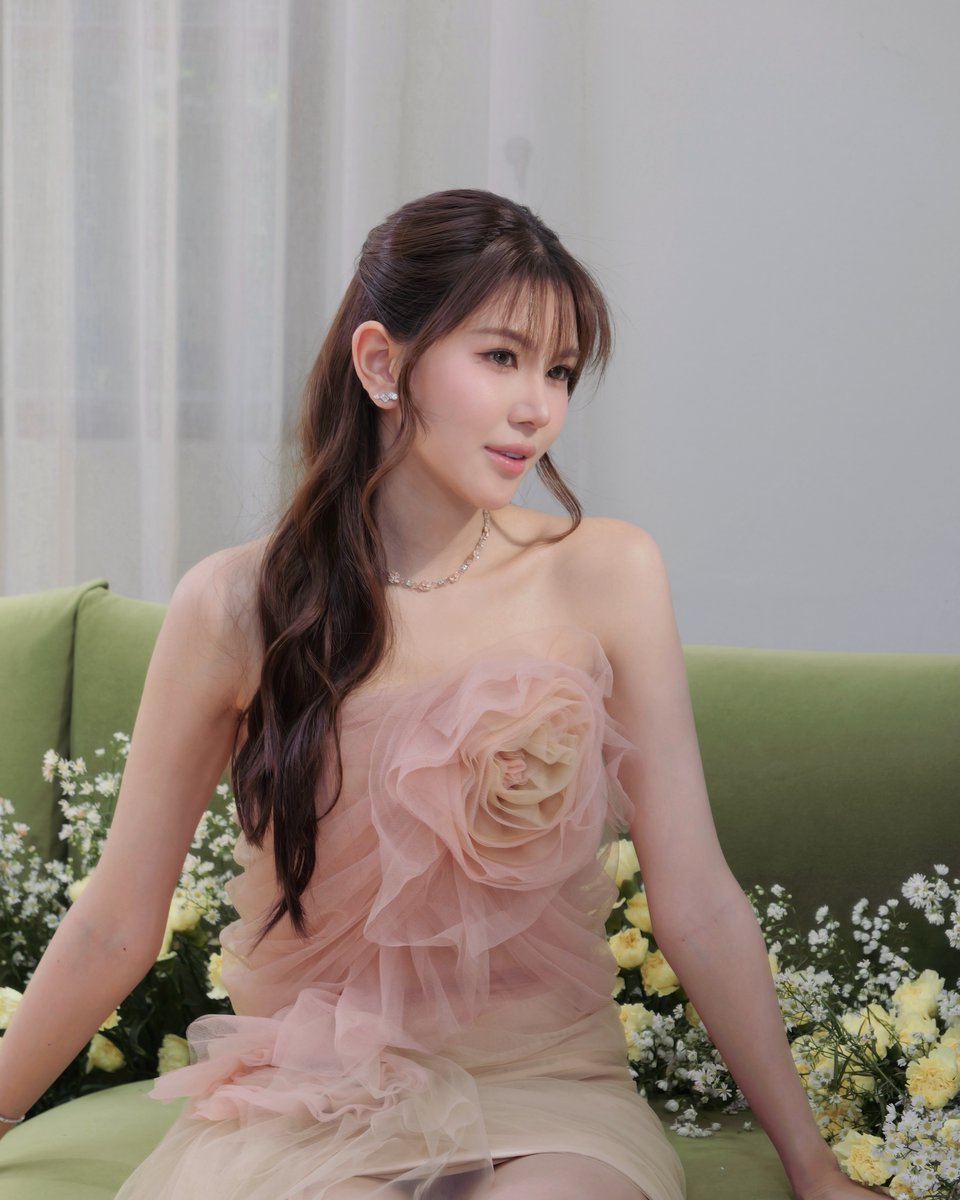 GarnMimie_TH's tweet photo. 📅 [28.09.2026]    
📷 IG Post : mimiebhapat

🔗 Link : https://t.co/yrRn56nW7s

————
our Sun 🌞✨🎙️

#ThirdPersonTheSeries 
#mimiebhapat
#YourSun https://t.co/T7vLa00XpA