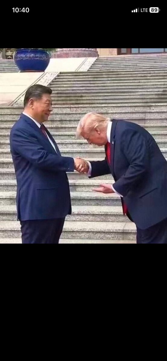Snappinarsehole's tweet photo. @dkreative1 @brianlilley Buddy up with China?!

Looks like Trump is licking Xi’s shoes! https://t.co/BE9FOJdE2S