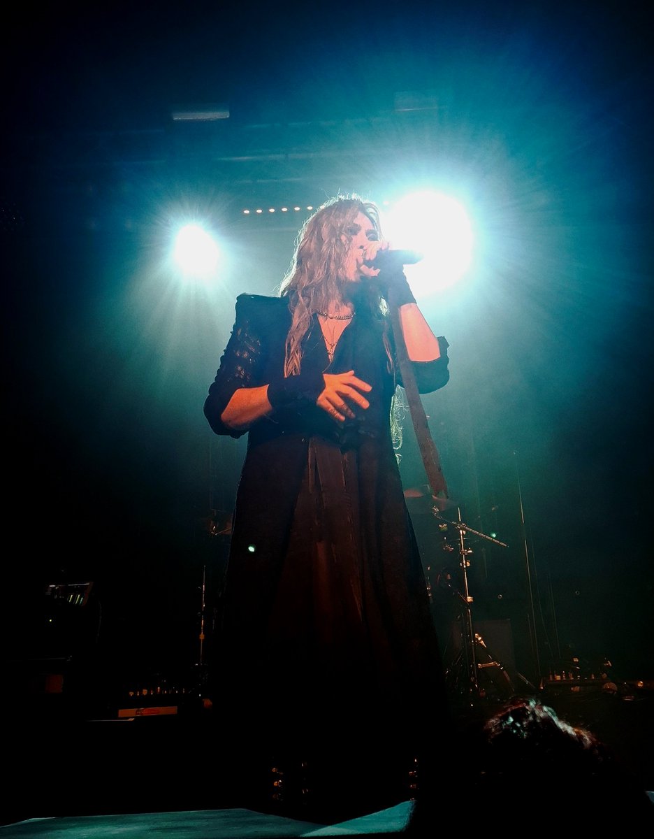Dorian251362's tweet photo. The start of the tour has been absolutely amazing and I am so excited for tomorrow 🥹❤️🌹✨️🐑 #KAMIJO https://t.co/4lwVSohbaH