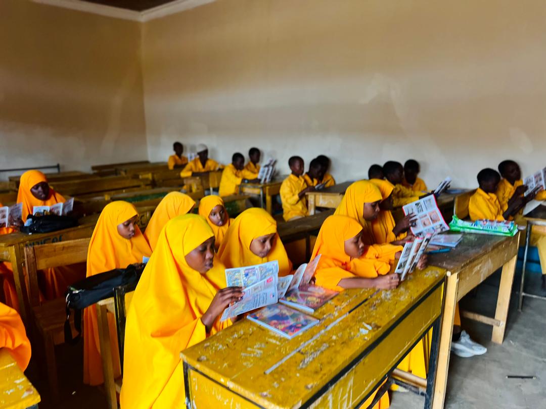 UNMAS's tweet photo. In #Somalia, SEMA Southwest State recently conducted vital Explosive Ordnance Risk Education to students in Baidoa using leaflets &amp; risk education talking devices 📚.
💬“By providing children with the right knowledge, we can help them make safer choices &amp; protect their lives.” https://t.co/uMrkvLYE8D