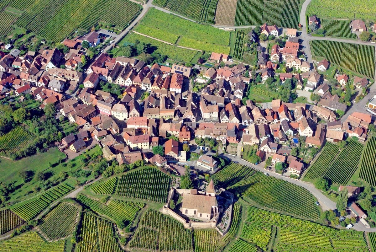 cityaestheticss's tweet photo. Pick one:

Of these two places, where do you think you’d have a richer, more fulfilling life? https://t.co/PQlBPWUJdj