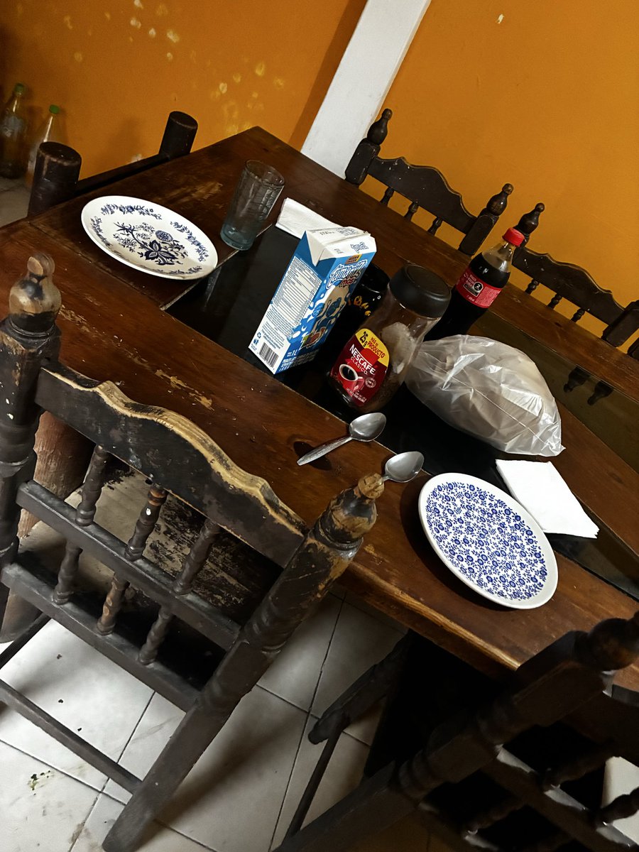 uveate_c's tweet photo. Mi abuelito poniendo la mesa para los dos. Sirviéndome agua calientita en una taza para el café. Diciéndome que está buena la cemita que le compré. 

🤍🤍🤍 Soy tan bendecida. 🤍🤍🤍 https://t.co/9GhDIehTbg
