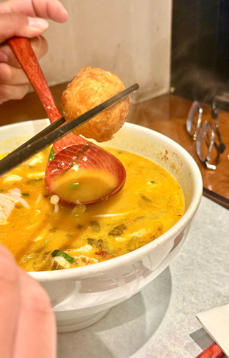 HannaVittin9z's tweet photo. This cozy rainy day calls for something warm and simple—just made a bowl of creamy tomato soup paired with buttery garlic toast. Pure comfort in every bite! https://t.co/QotJvAogKc