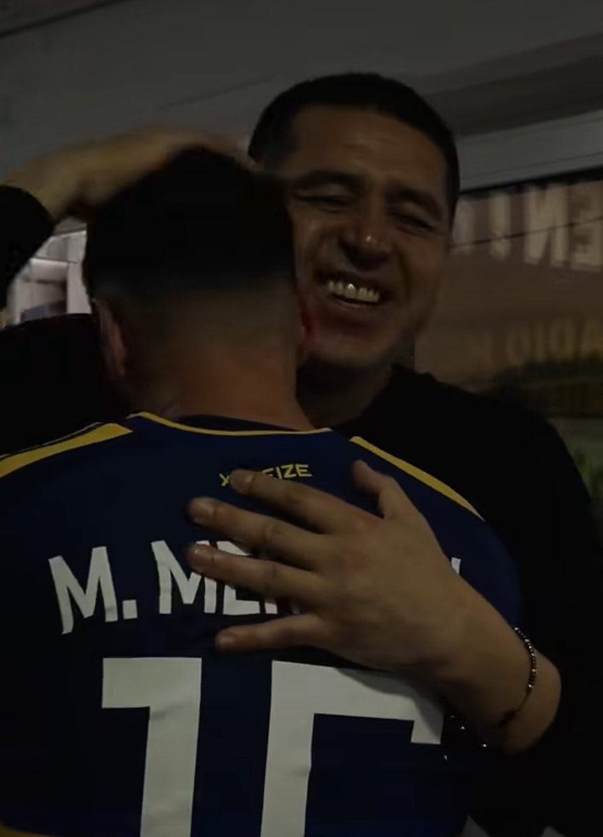 El_Facilitador_'s tweet photo. A este señor le secuestraron el hermano para que firmara contrato y se vaya de Boca. Jamás lloró, se comprometió con el club que ama y ahora es su presidente. Lo operan mulos pagos por el mismo que aquella vez lo obligó a firmar.
Siempre de este lado de la vida. https://t.co/AO6mdrdADl